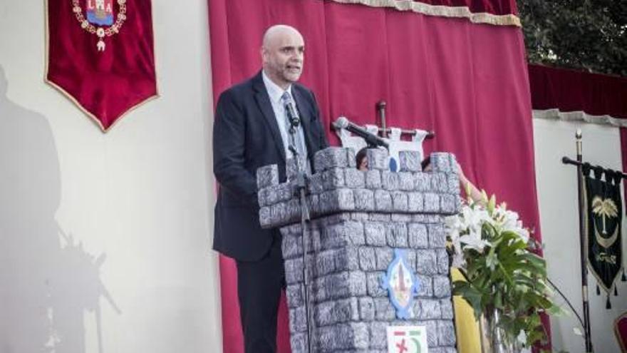 Tomás Mayoral, ayer, durante el pregón de las fiestas de Moros y Cristianos de San Blas.