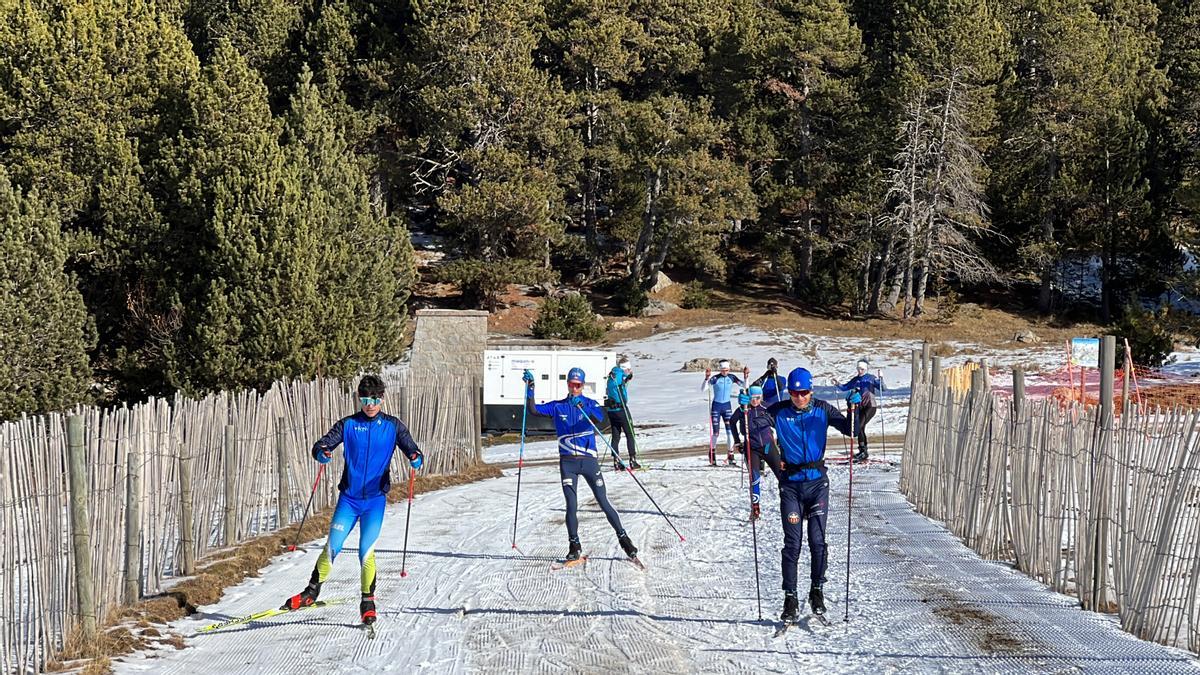 Diversos integrants d'un equip que practica esquí nòrdic, a la zona de la base de l'estació de Lles (Cerdanya)