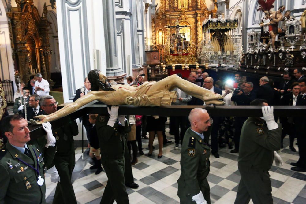 Los paracaidistas han trasladado la imagen por las calles del centro, para acabar con su entronización en la iglesia de San Juan