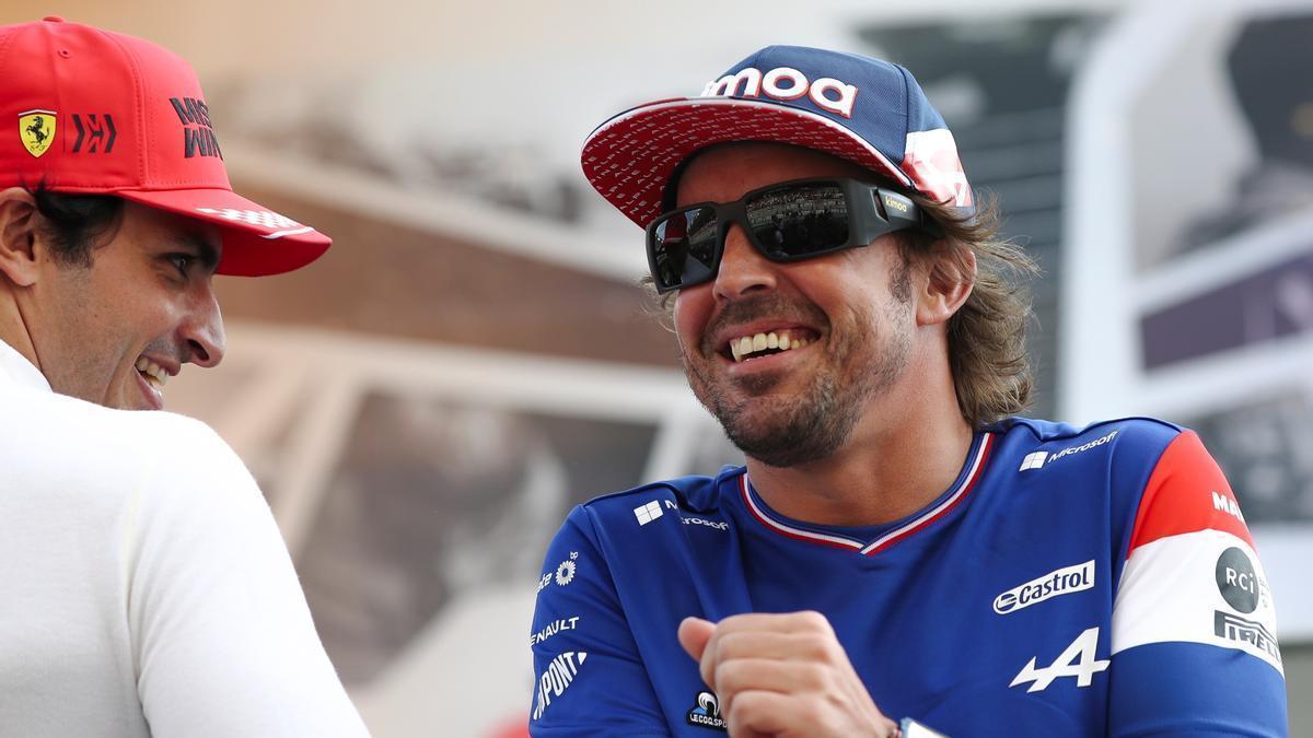 Carlos Sainz, a la izquierda, junto a Fernando Alonso.