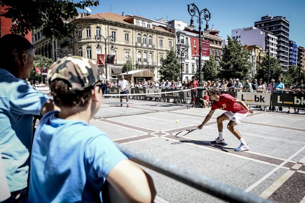 Partido de exhibición del Torneo Dionisio Nespral entre Pablo Carreño y Albert Montañés en el Paseo de Begoña