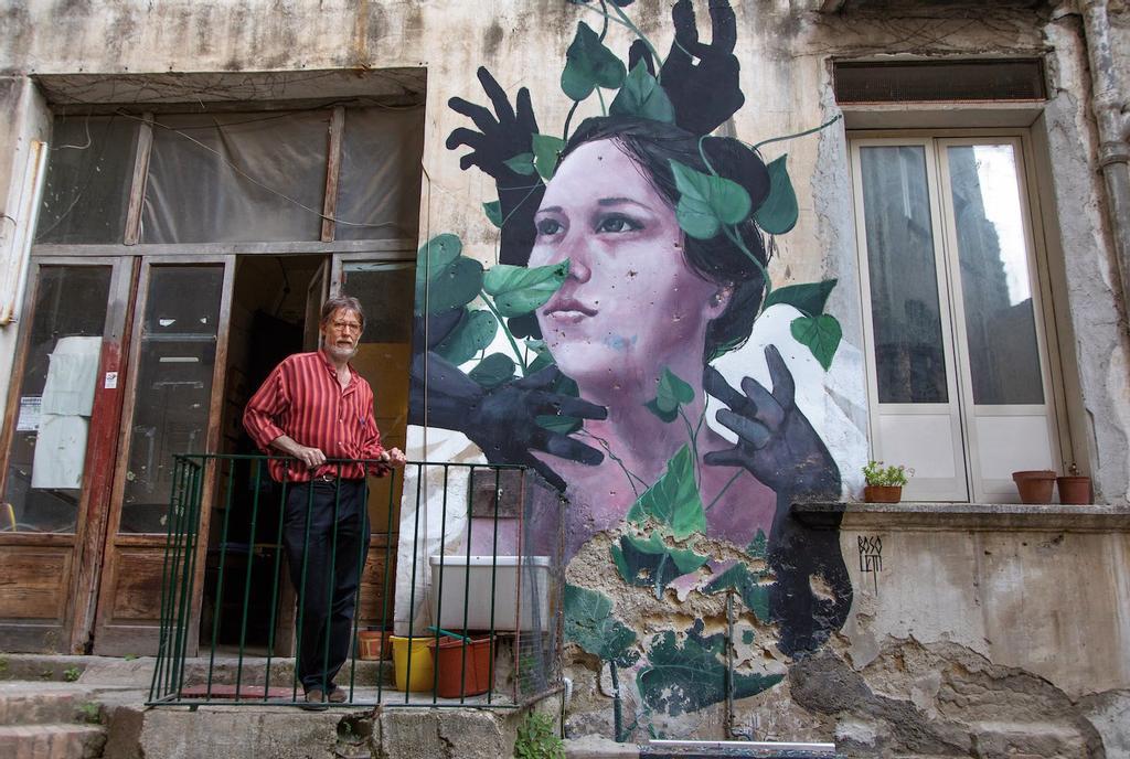 El artista Francisco Bosoletti con su mural en Il Giardino Liberato