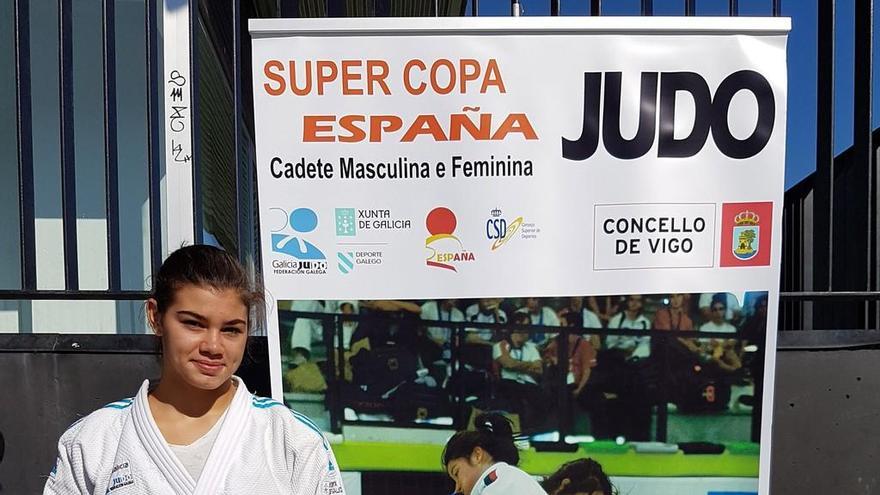 Laura Vázquez con el cartel de la Supercopa de España que ganó. FdV