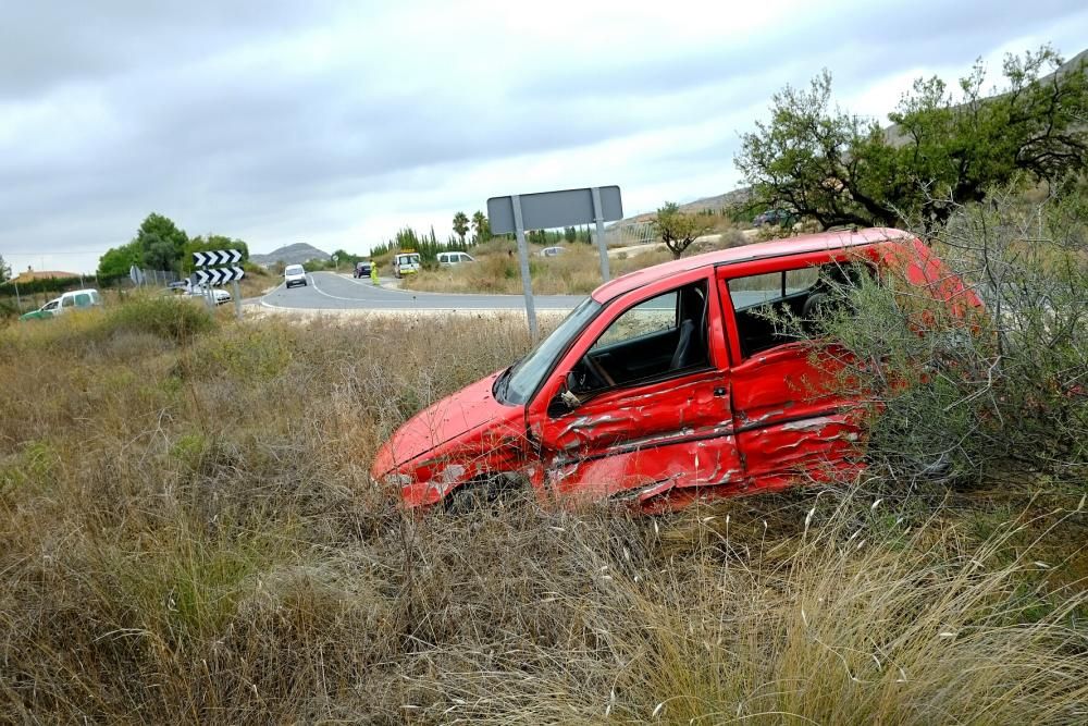 Un herido leve tras chocar dos coches en Novelda