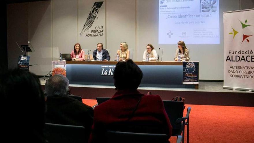 Por la izquierda, Isabel García, José Antonio Vidal, Luisa Méndez, Isabel Prieto y María del Carmen Gómez, ayer, en el Club Prensa Asturiana de LA NUEVA ESPAÑA.