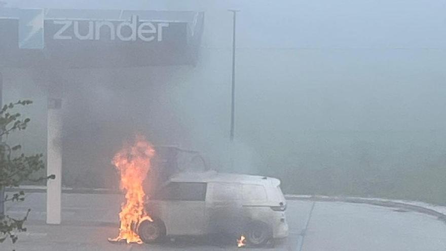 Un vehículo arde en la electrolinera de Montesalgueiro junto a la autovía A-6