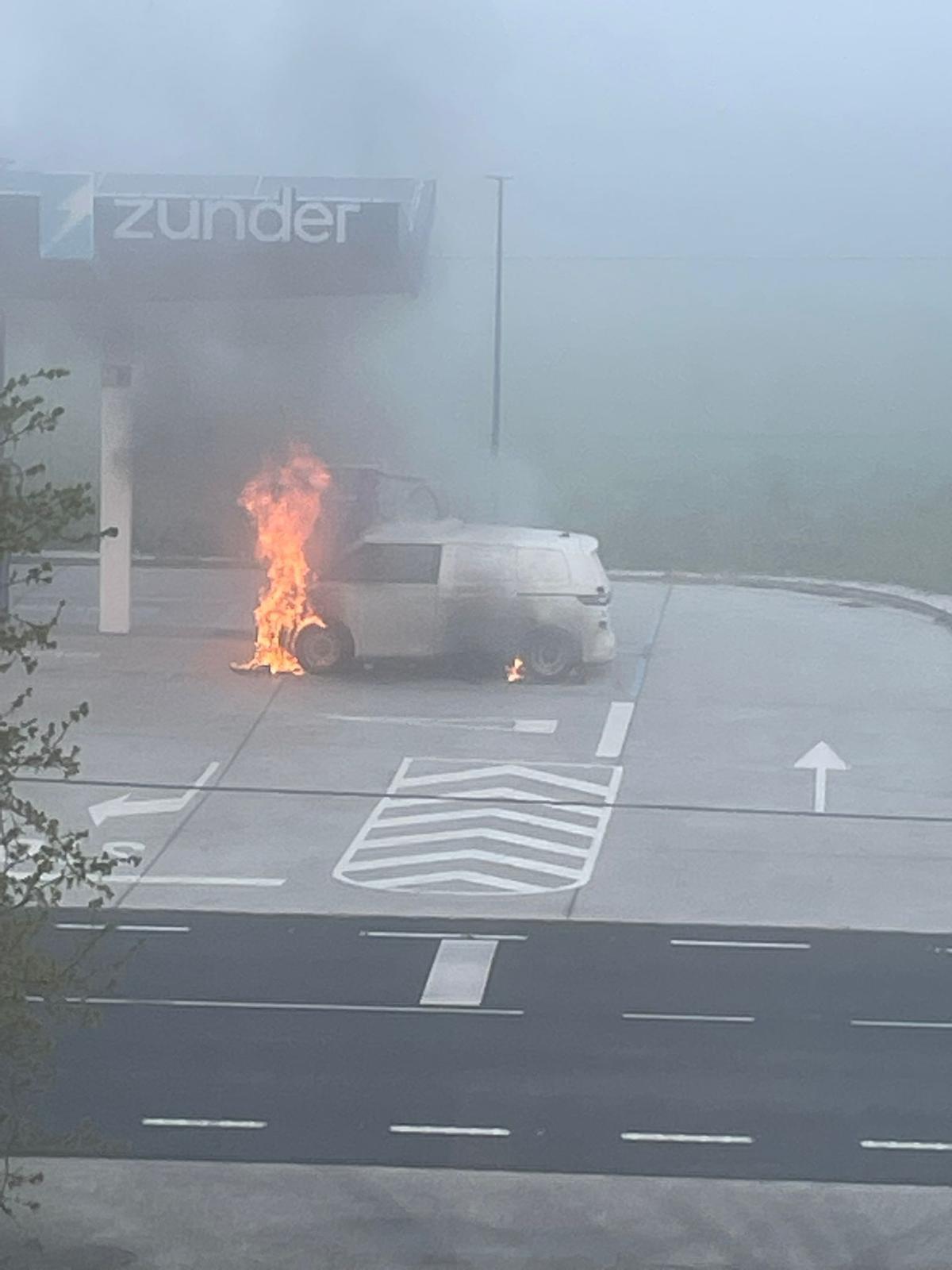 Un vehículo arde en la electrolinera de Montesalgueiro junto a la autovía A-6.
