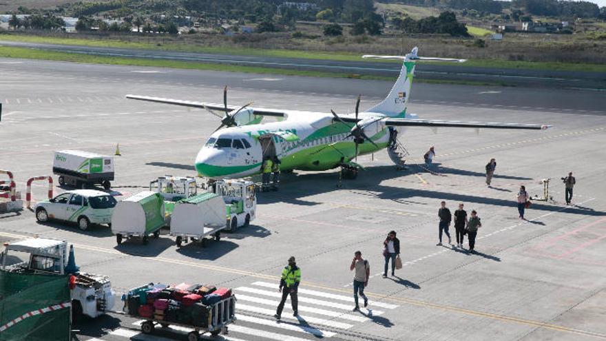 Un avión de la compañía en un aeropuerto isleño.