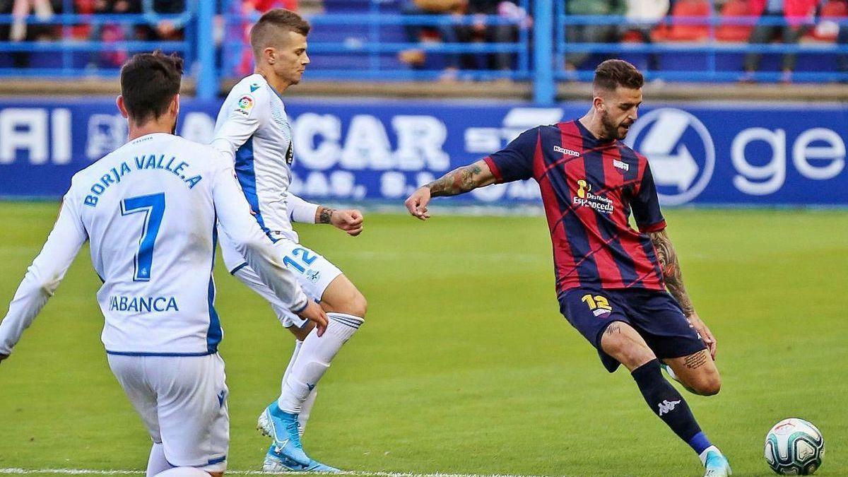 Borja Granero trata de golpear la pelota en presencia de Montero y de Borja Valle esta temporada.