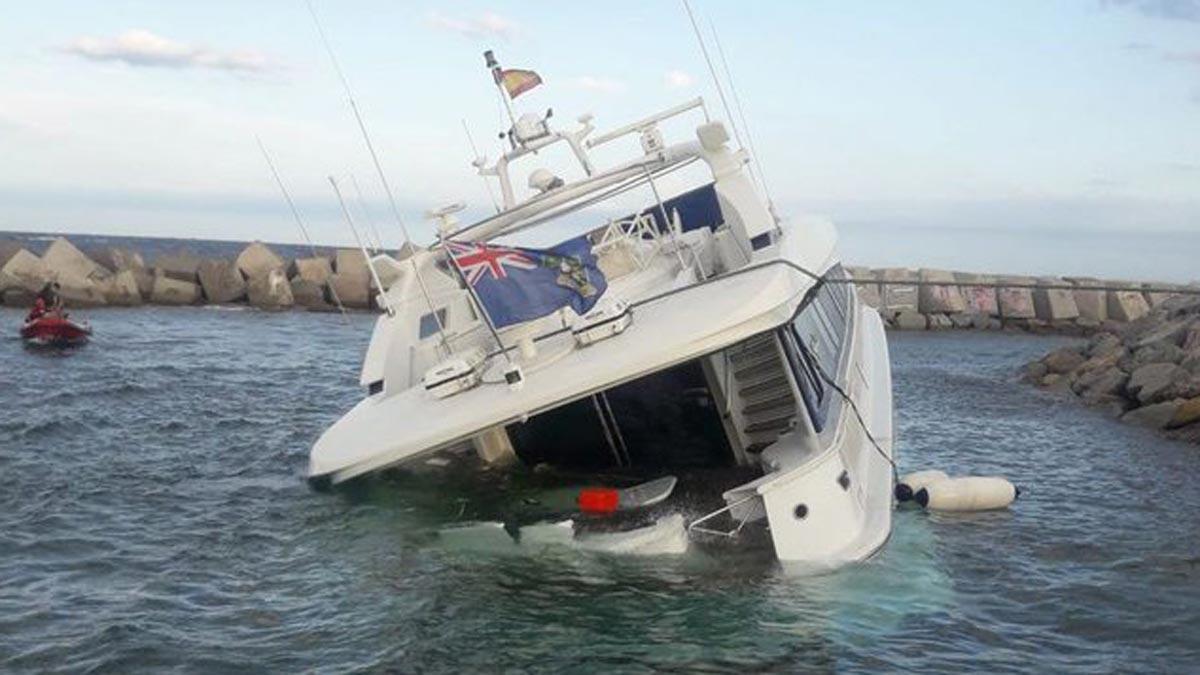 El yate a la deriva en la zona de los Banys del Fòrum