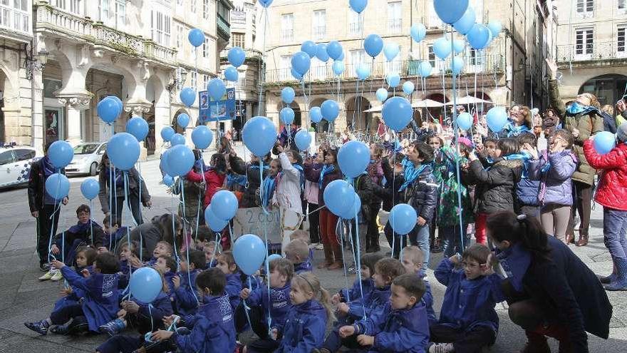 Los niños, durante la suelta de globos en la Plaza Mayor.  // Iñaki Osorio