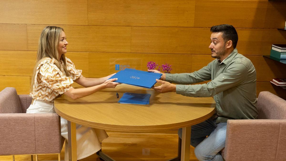Fabiola García y Alberte Lamazares, durante la firma del convenio.