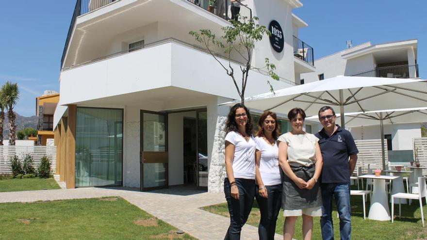 Els propietaris del grup Terraza, la família Gotanegra, al davant del nou establiment &#039;1935 Hotel &amp; Apartaments&#039;, situat a la urbanització Salatà de Roses · Cedida per 6comunicació