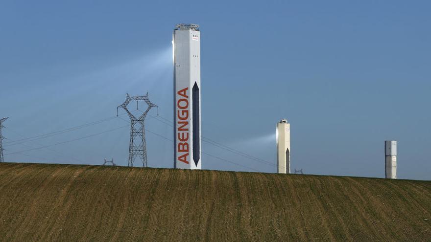 Una plana solar de Abengoa en Sanlúcar la Mayor, (Sevilla).