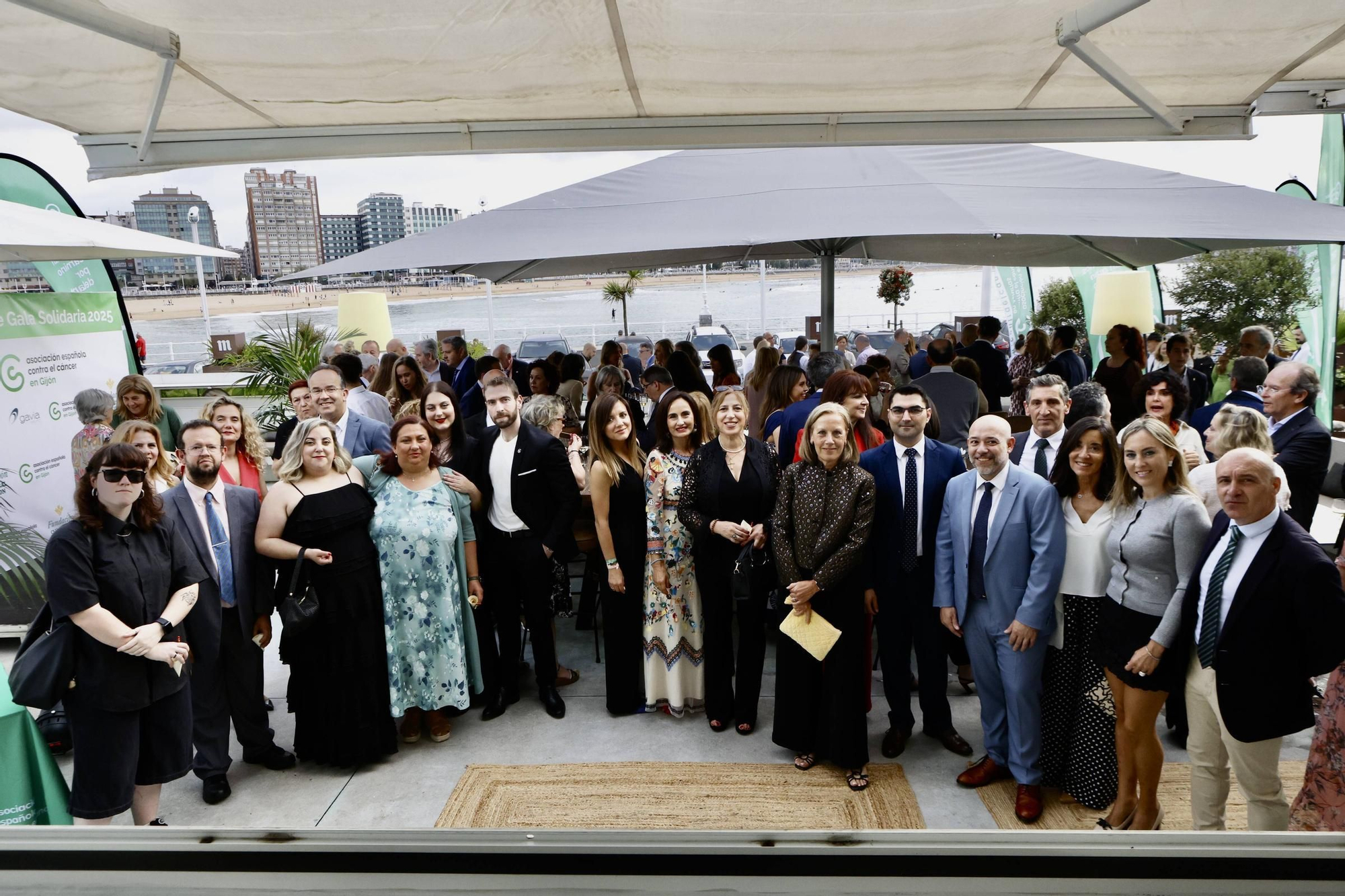 La cena solidaria de la Asociación Española Contra el Cánder en Gijón, en imágenes