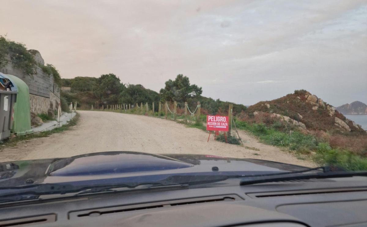 Una de las señales colocadas en el acceso desde Donón y que desapareció durante la jornada.