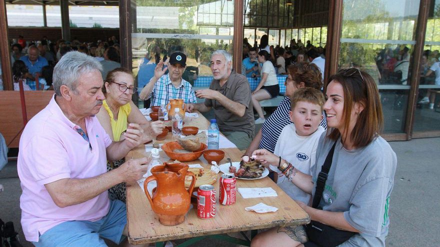 La ola de calor no frena la tradición: la feria se llena con el termómetro al alza