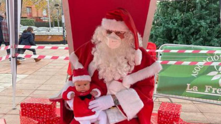 Papá Noel visita la plaza Mayor de La Fresneda