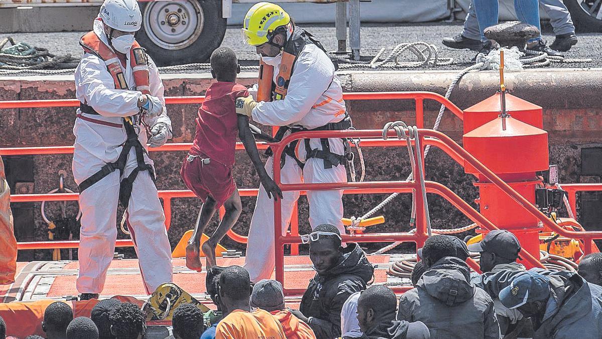 Miembros de equipos de emergencias ayudan a desembarcar a migrantes en El Hierro, el pasado día 9 de septiembre..