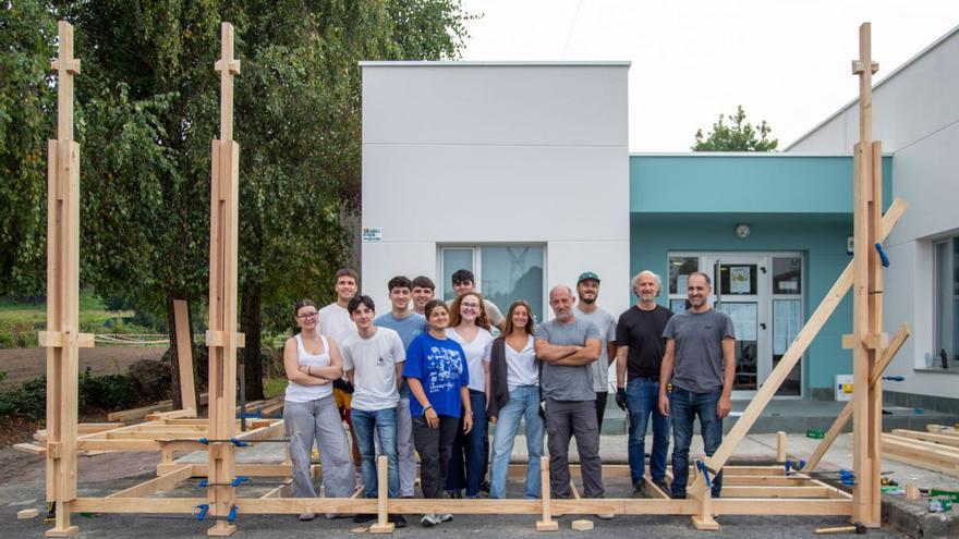 Madera y sudor de arquitectos para hacer crecer el centro cívico de Feáns
