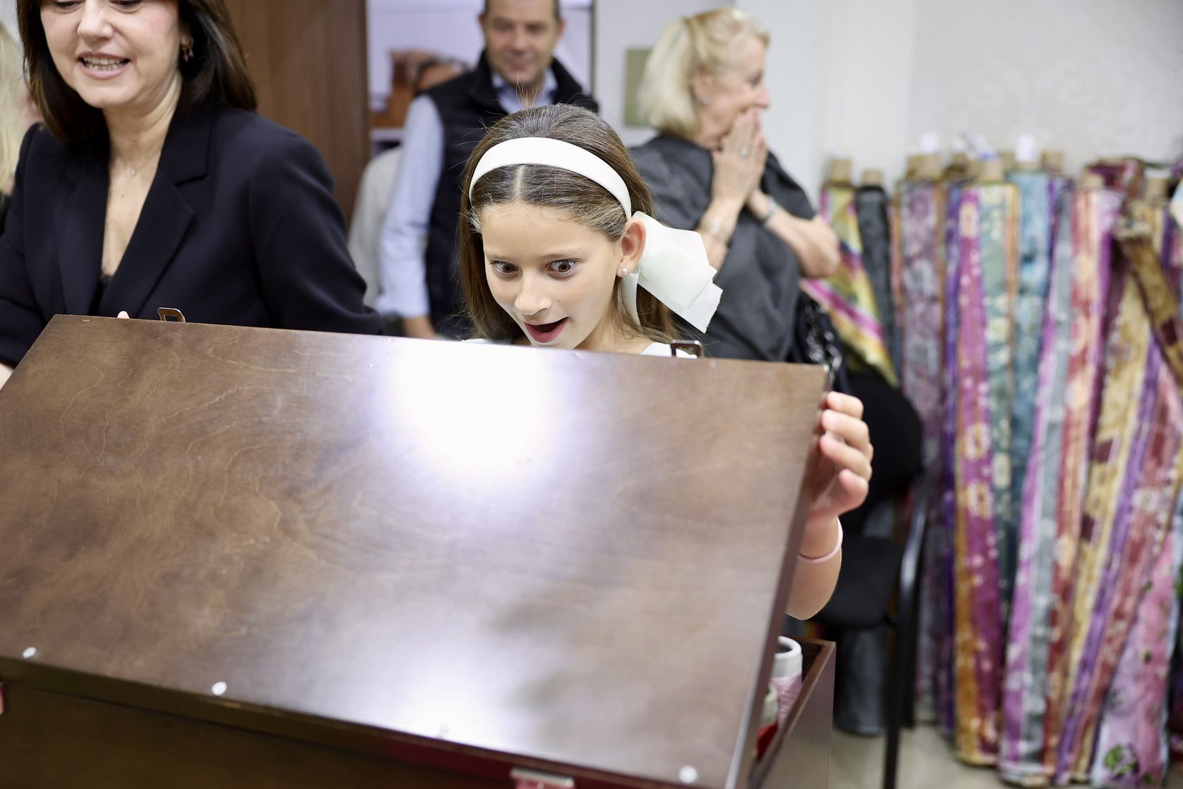 Carmen y Marta eligen sus espolines "Fallera Mayor de València"