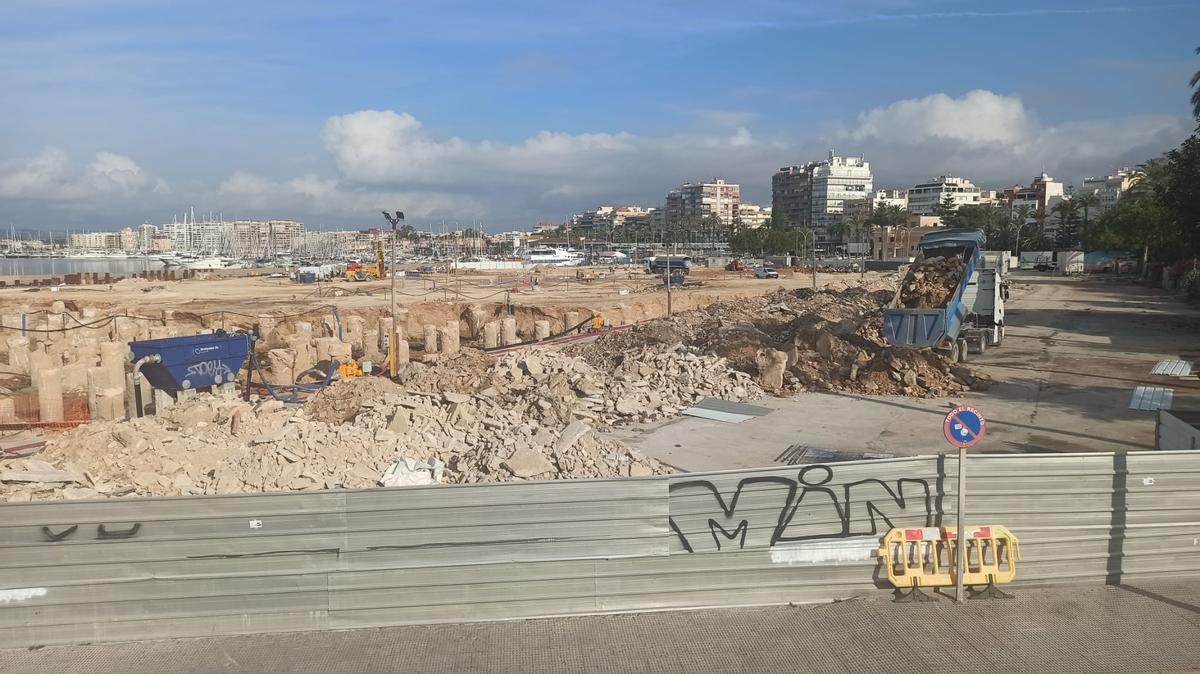 El relleno portuario en el que estaba la feria está siendo empleado para realizar el acopio de tierra de la zona en la que se construirá el aparcamiento subterráneo