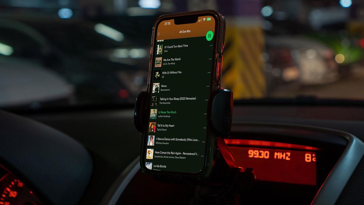 Adiós a poner música de aplicaciones en el coche: La Guardia Civil extrema la vigilancia con multa de 200 euros y la  6 puntos del carné