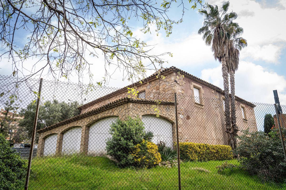 Fotos del exterior de la antigua La Masia del Barça.