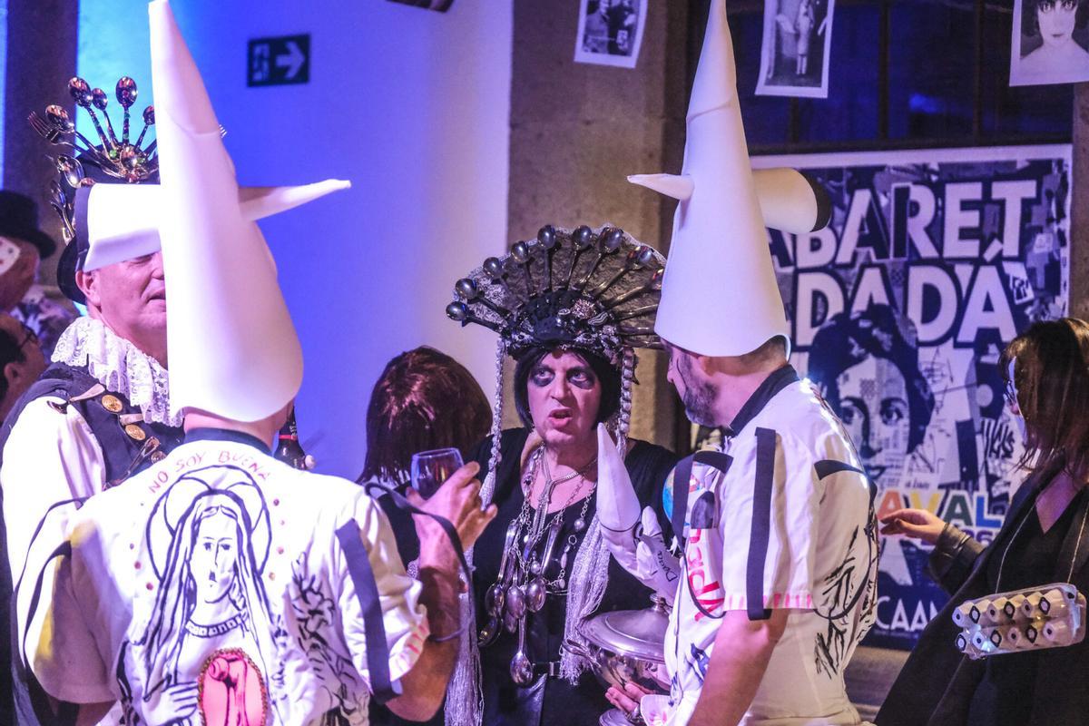 Fiesta de ‘CAAMnaval’:  el dadaísmo