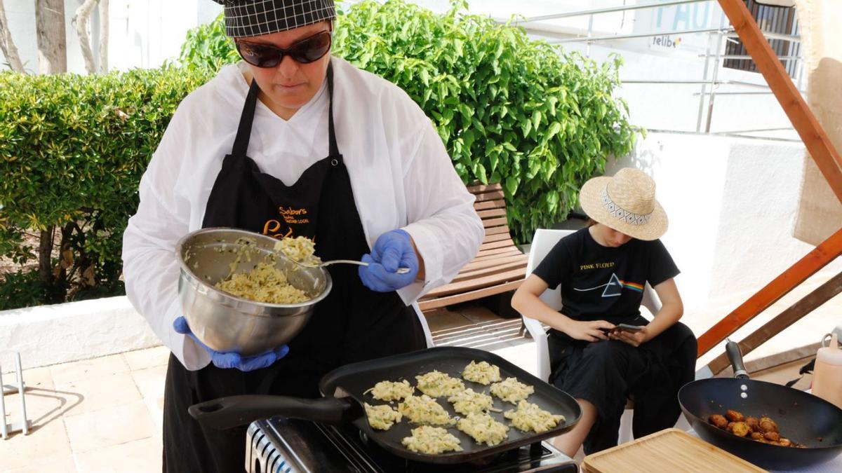 Marga Orell elabora una de sus recetas con la patata como ingrediente en el mercado de Sant Josep