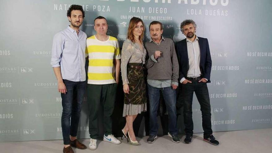 Miki Esparbé, Lino Escalera, Nathalie Poza, Juan Diego y Pau Durà durante la presentación de &#039;No sé decir adiós&#039;, ayer en Madrid.