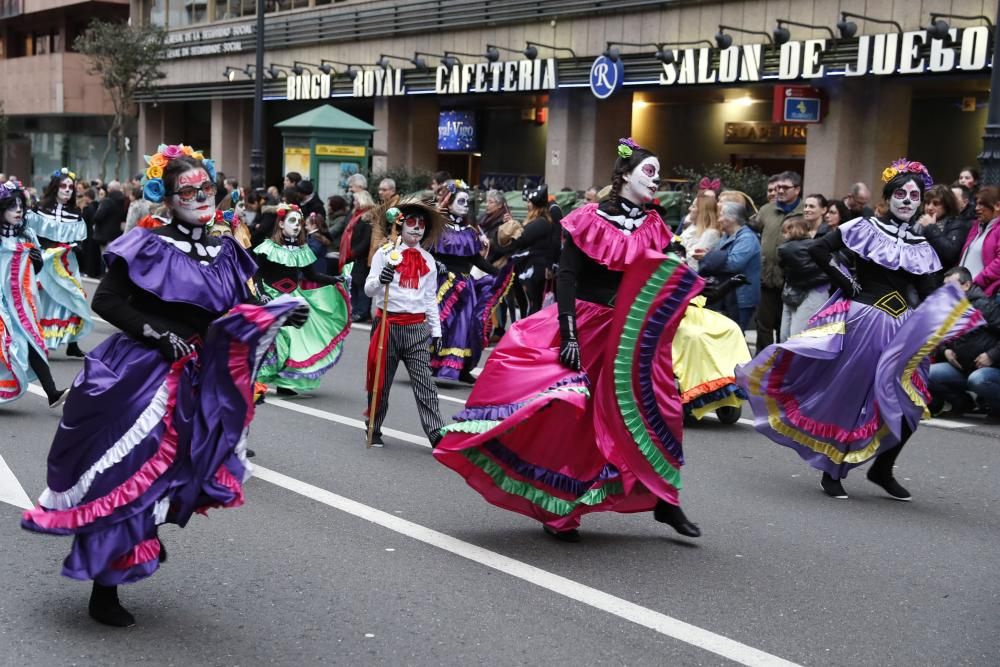 Veintitrés comparsas participan en el desfile por un abarrotado centro urbano.