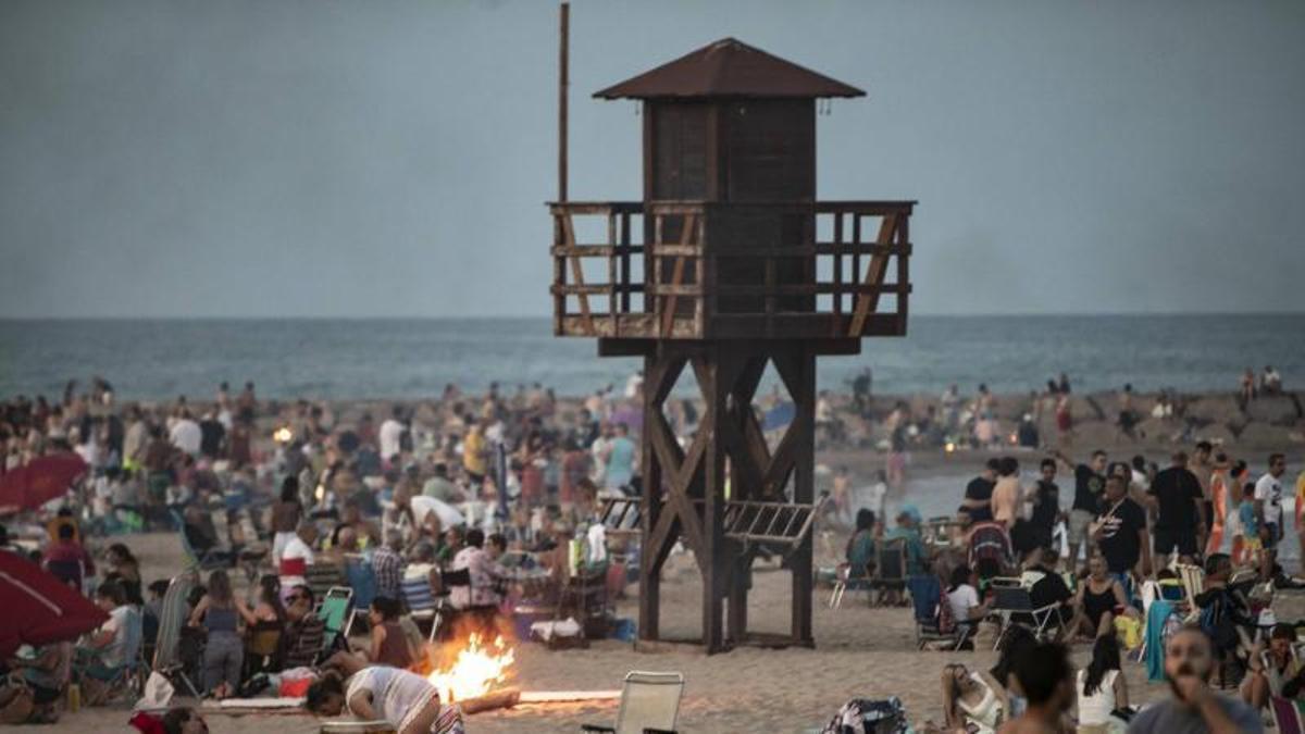 Hogueras en la playa del Port de Sagunt, en la Noche de San Juan del año pasado.