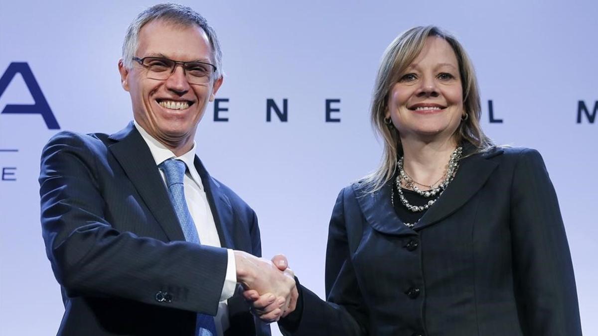 Los presidentes de PSA, Carlos Tavares, y de General Motors, Mary Barra, tras anunciar el acuerdo sobre Opel.