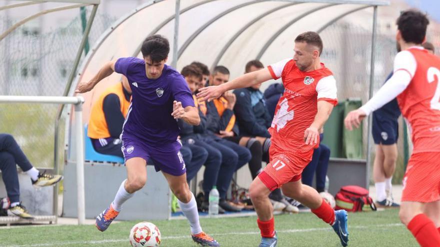 Jorge Otero, del Atlético Coruña, desborda a un rival.