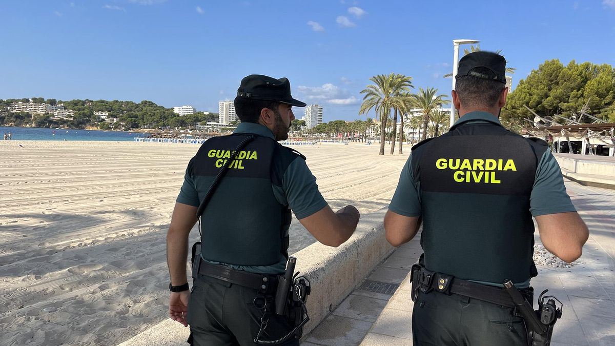 Dos agentes de la Guardia Civil, durante una patrulla.