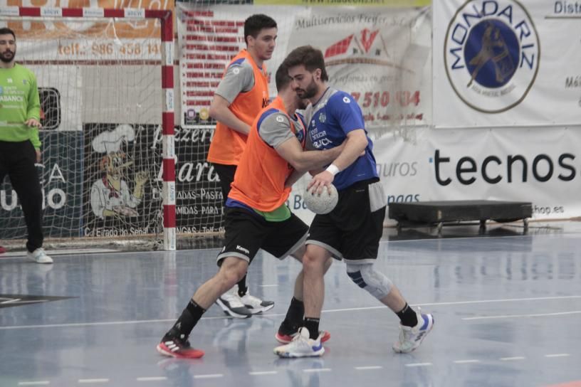 Vilanova es defendido en un entrenamiento del Cangas. | // SANTOS ÁLVAREZ