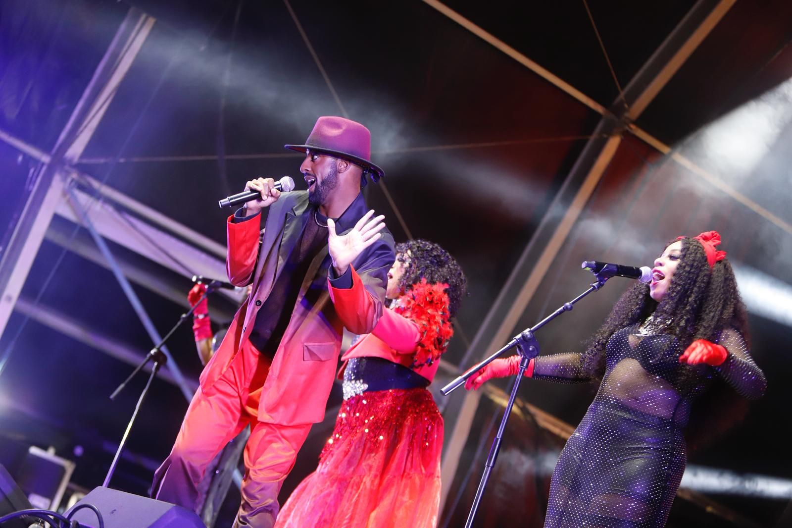EN IMÁGENES | King África y Boney M. ponen a bailar a Zaragoza en la Estación del Norte