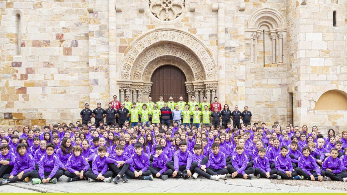 Foto de familia de los equipos federados del Balonmano Zamora para la temporada 2025-2026.