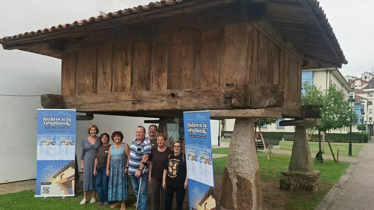 Por la izquierda, Reyes Ugalde, Inma Rodríguez, Loli Díaz, Roberto Arce, Antón Caamaño, Julia Arce y Mayte Díaz, junto al hórreo situado en el casco urbano de Villaviciosa.