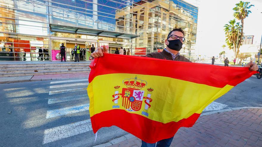 Tensión y mucha policía en Orihuela por la llegada de Pedro Sánchez para inaugurar el AVE