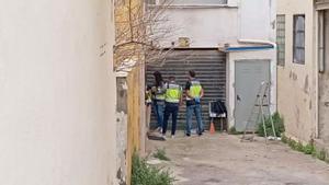 Agentes de la Policía Nacional en el lugar en el que ha sido hallado el joven turista.