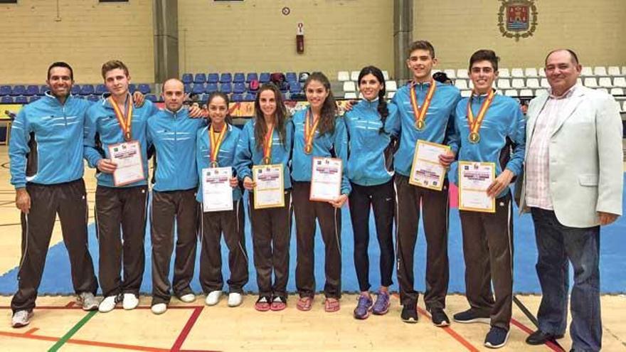 Los seis medallistas de Balears posan con los técnicos de la Federación tras el Nacional.