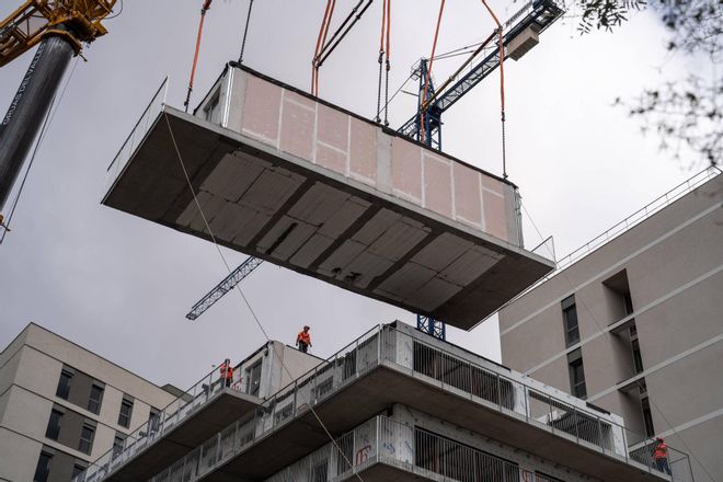 Barcelona construye un bloque de viviendas, con módulos industriales, en diez días