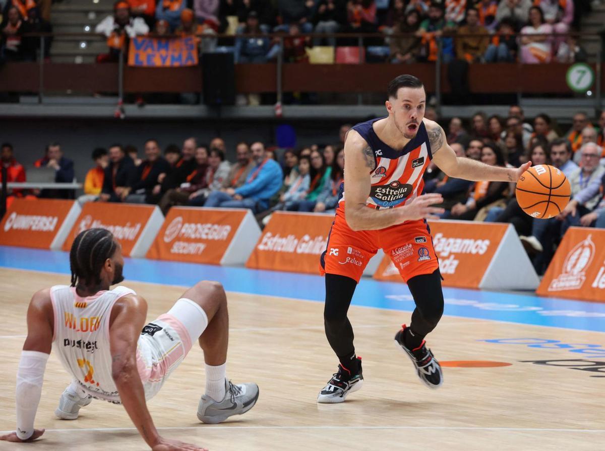 Heurtel avanza con el balón tras sentar a Walden. | Iago López