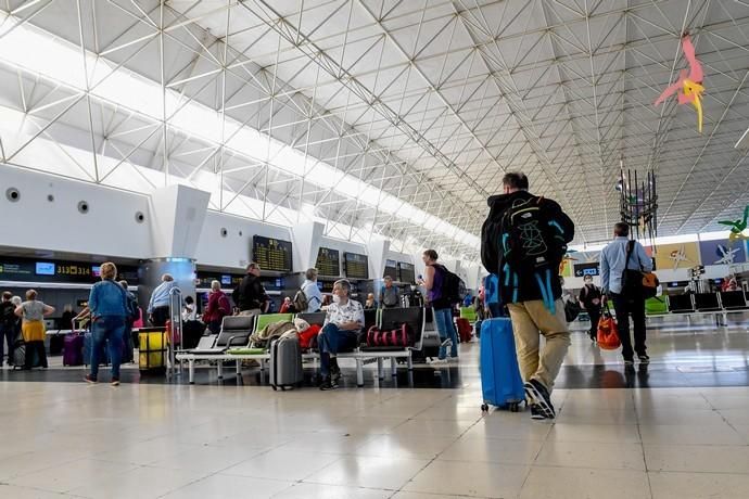 26-03-20  GRAN CANARIA. AEROPUERTO DE GRAN CANARIA. INGENIO TELDE. . Efecto del Covid-19 en el Aeropuerto de Gran Canaria, plataforma de aparcamiento de aviones vacía, últimos turistas y últimos en llegar.  Fotos: Juan Castro.