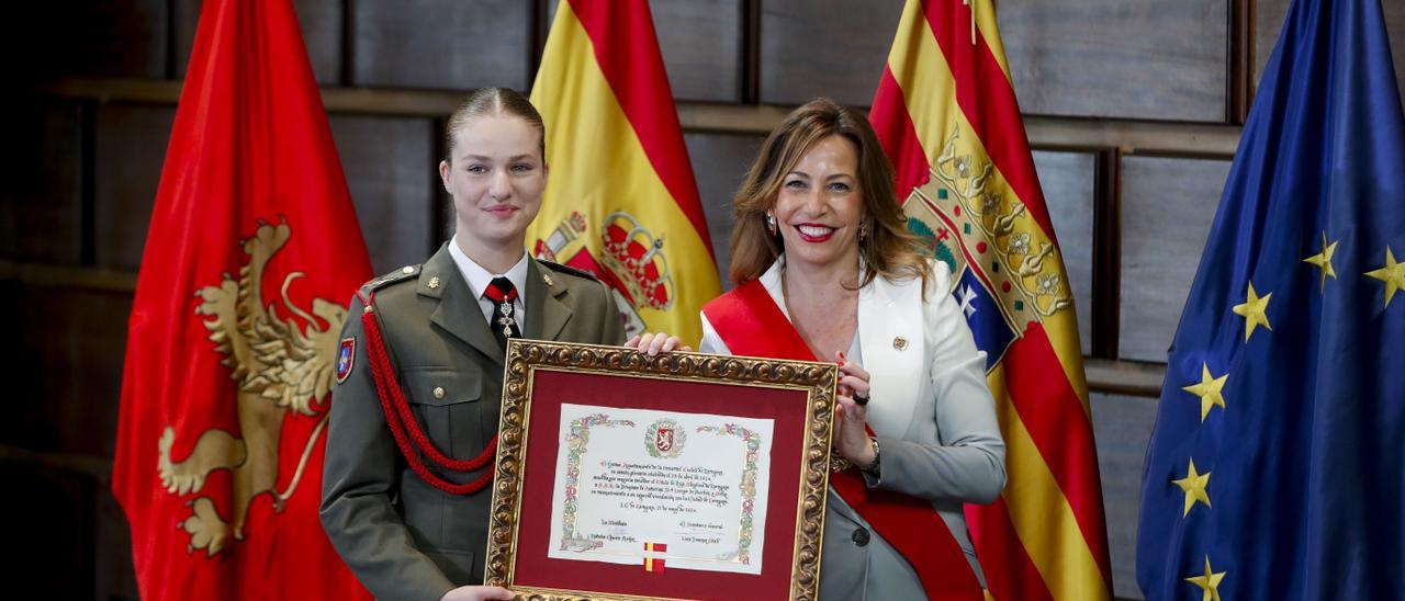 En imágenes | La princesa Leonor recibe el título de Hija Adoptiva de Zaragoza, la Medalla de las Cortes y la Medalla de Oro de Aragón