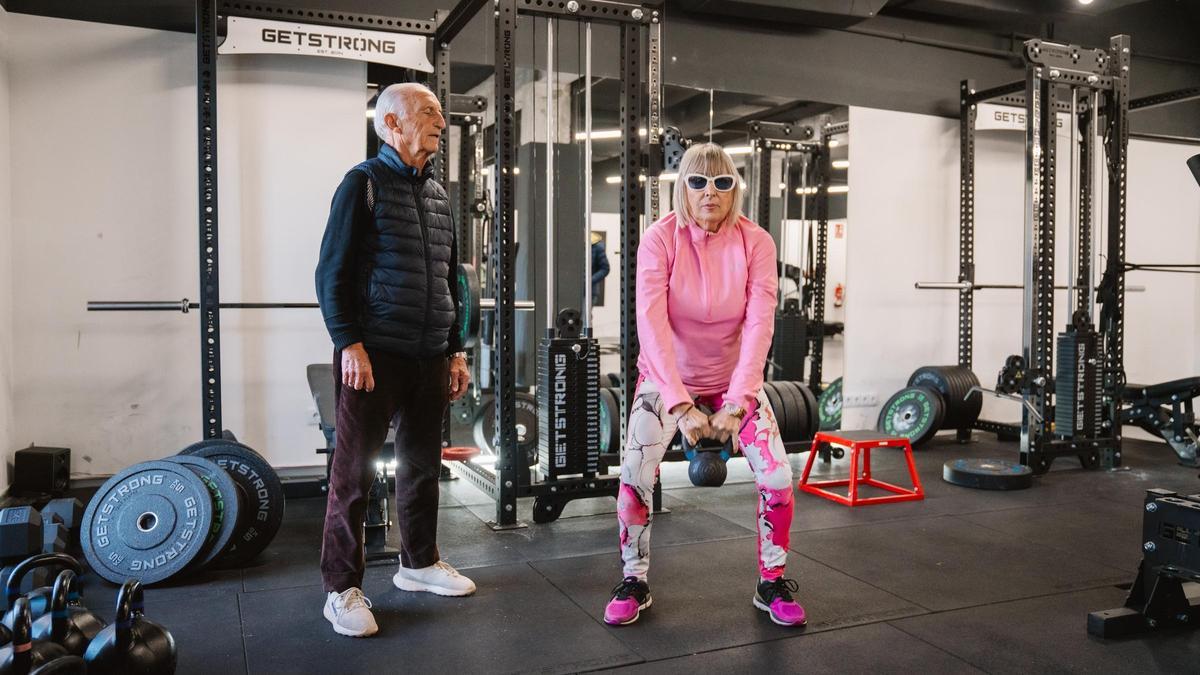 José Manuel Ballesteros (88 años) y Blanca Miret (80 años), durante un entrenamiento en el SOMA SHC de Madrid.