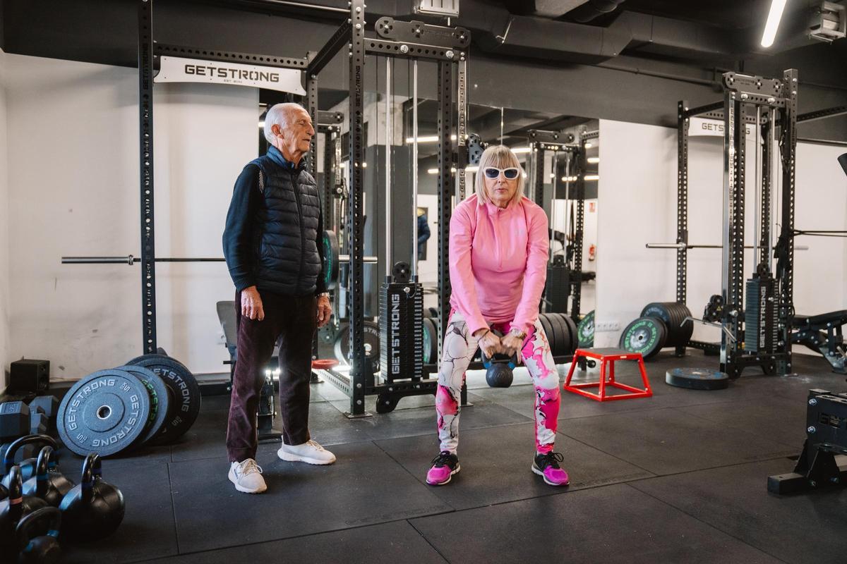 José Manuel Ballesteros (88 años) y Blanca Miret (80 años), durante un entrenamiento en el SOMA SHC de Madrid.