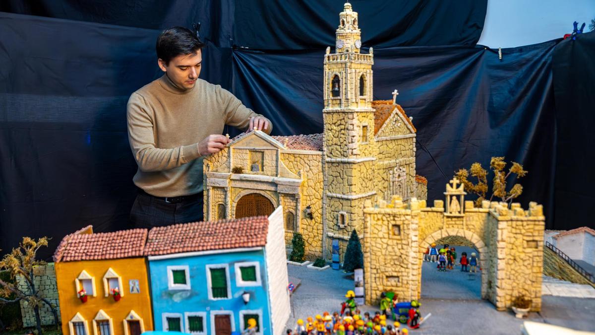 Jorge Martínez lleva 20 años construyendo maquetas que dan a conocer las tradiciones de su pueblo.